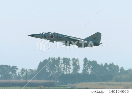 離陸する航空自衛隊T-2練習機 140134066