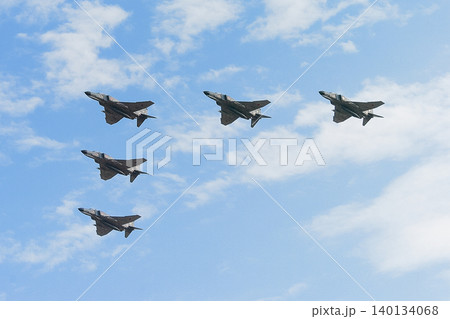 航空自衛隊F-4EJ改ファントムⅡの編隊飛行 航空自衛隊F-4EJ改ファントムⅡの編隊飛行 140134068