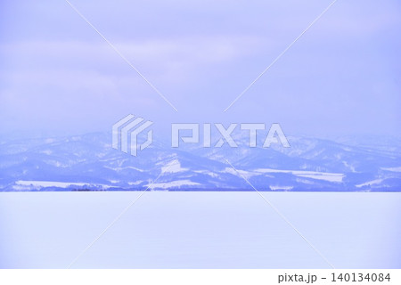 北海道の雪原 140134084