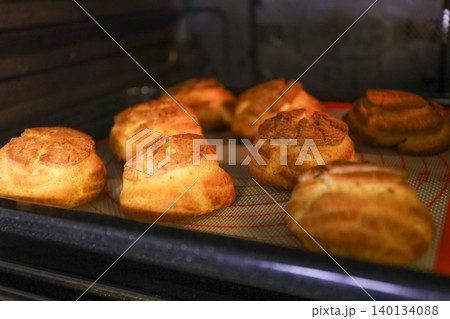 焼き上がったクッキーシュークリームをオーブン越しに撮影した製菓工程 140134088