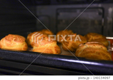 焼き上がったクッキーシュークリームをオーブン越しに撮影した製菓工程 140134097