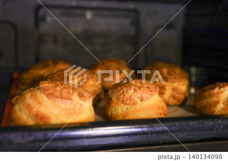 焼き上がったクッキーシュークリームをオーブン越しに撮影した製菓工程 140134098