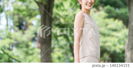 公園の木の下にいる若いアジア人女性（ボタニカルボタニカル,オーガニック,自然,ナチュラル,森林浴） 140134155