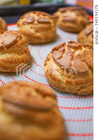 オーブンから取り出した焼きたてのクッキーシュークリーム生地を並べた様子 オーブンから取り出した焼きたてのクッキーシュークリーム生地を並べた様子 140134176