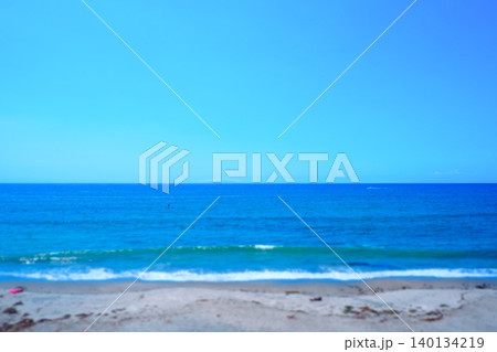 夏休み - 水平線の向こうまで広がる夏の海と青空で、夏休みのイメージの動画素材 140134219