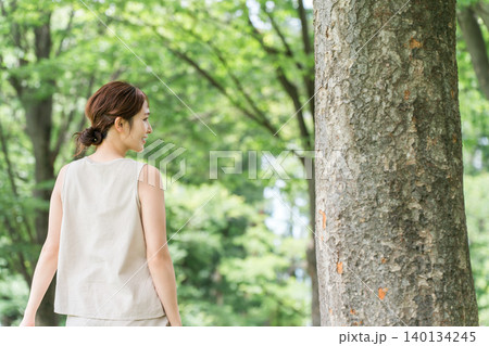 公園の木の下にいる若いアジア人女性（ボタニカルボタニカル,オーガニック,自然,ナチュラル,森林浴） 140134245