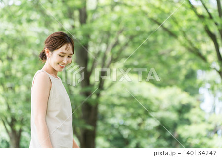 公園の木の下にいる若いアジア人女性(ボタニカルボタニカル,オーガニック,自然,ナチュラル,森林浴) 公園の木の下にいる若いアジア人女性(ボタニカルボタニカル,オーガニック,自然,ナチュラル,森林浴) 140134247