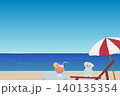 白い犬とトロピカルドリンクのある夏の海辺　リゾートイメージ背景 140135354