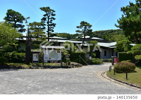 横浜市　三溪記念館と散策路と三溪園案内板 140135650