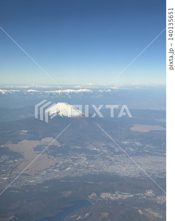 飛行機から見た空と富士山 140135651