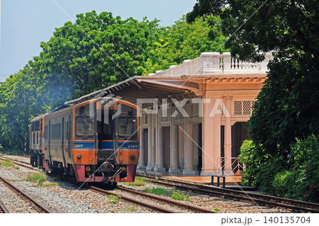 タイ国鉄のディーゼルカーとチットラッダー王室駅 タイ国鉄のディーゼルカーとチットラッダー王室駅 140135704