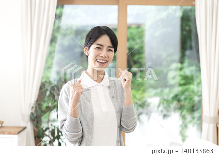 若い女性介護士 若い女性介護士 140135863