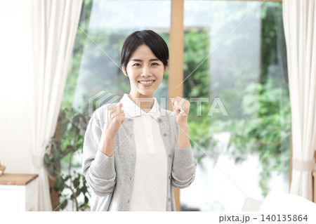 若い女性介護士 140135864