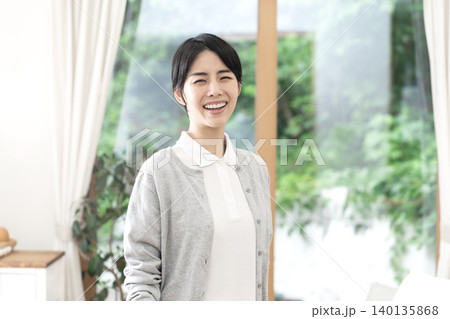 若い女性介護士 若い女性介護士 140135868