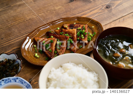 一汁一菜：はんぺんのバター醤油焼き 140136027