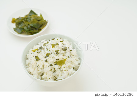 ワカメご飯とワカメ ワカメご飯とワカメ 140136280