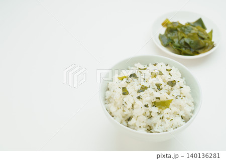 ワカメご飯とワカメ 140136281