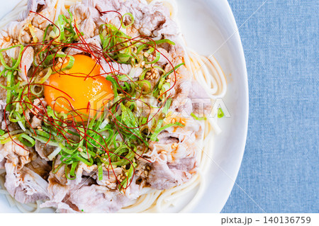 豚しゃぶそうめん 焼肉のたれで味付けしたピリ辛そうめんの料理写真 豚しゃぶそうめん 焼肉のたれで味付けしたピリ辛そうめんの料理写真 140136759