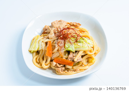 味噌焼きうどん 豚肉と野菜を炒めた和風うどん料理の写真 味噌焼きうどん 豚肉と野菜を炒めた和風うどん料理の写真 140136769