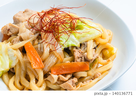 味噌焼きうどん 豚肉と野菜を炒めた和風うどん料理の写真 味噌焼きうどん 豚肉と野菜を炒めた和風うどん料理の写真 140136771