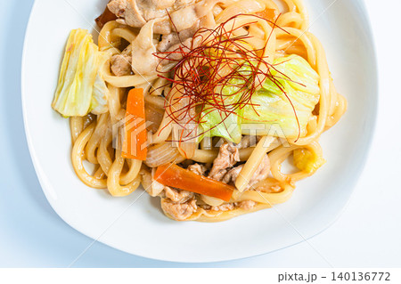 味噌焼きうどん 豚肉と野菜を炒めた和風うどん料理の写真 味噌焼きうどん 豚肉と野菜を炒めた和風うどん料理の写真 140136772