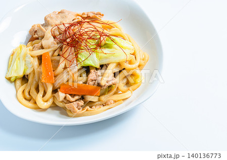 味噌焼きうどん 豚肉と野菜を炒めた和風うどん料理の写真 味噌焼きうどん 豚肉と野菜を炒めた和風うどん料理の写真 140136773