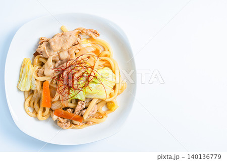 味噌焼きうどん 豚肉と野菜を炒めた和風うどん料理の写真 140136779