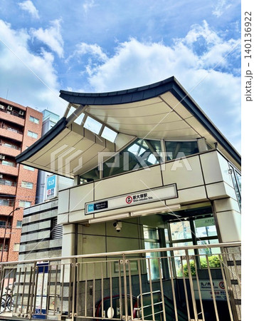 青空が広がる丸ノ内線の新大塚駅 青空が広がる丸ノ内線の新大塚駅 140136922