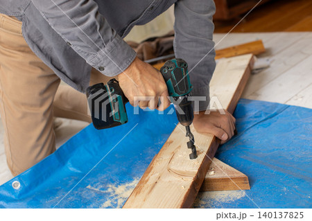 電動工具を使う職人 電動工具を使う職人 140137825