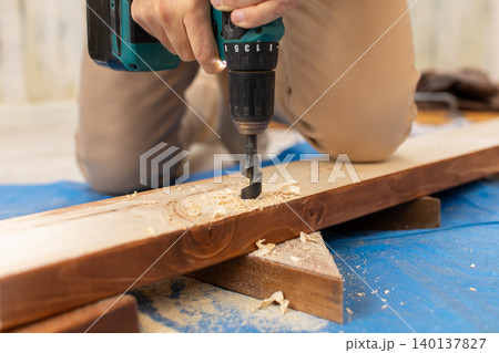 電動工具を使う職人 電動工具を使う職人 140137827