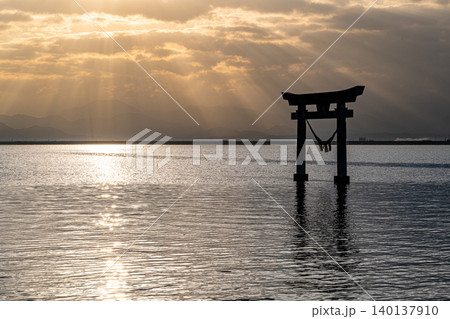 海に浮かぶ鳥居と降り注ぐ光芒 海に浮かぶ鳥居と降り注ぐ光芒 140137910