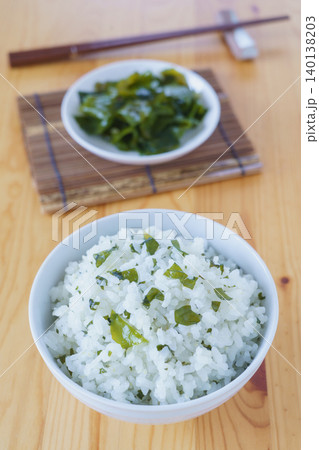 ワカメご飯とワカメ ワカメご飯とワカメ 140138203