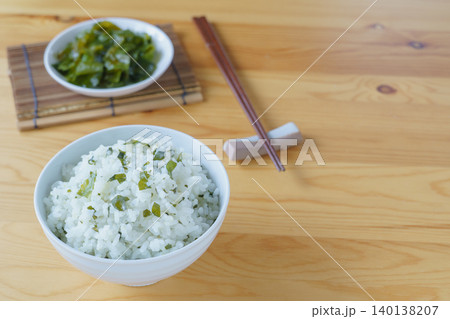 ワカメご飯とワカメ ワカメご飯とワカメ 140138207