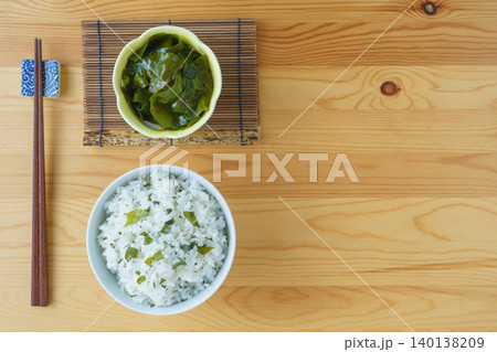 ワカメご飯とワカメ ワカメご飯とワカメ 140138209