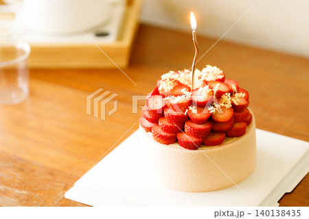 Cake topped with fresh strawberries. Cake topped with fresh strawberries. 140138435