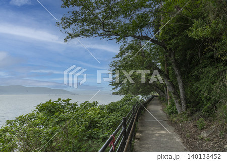 春を迎えた沖島の西側湖岸沿いの風景 140138452