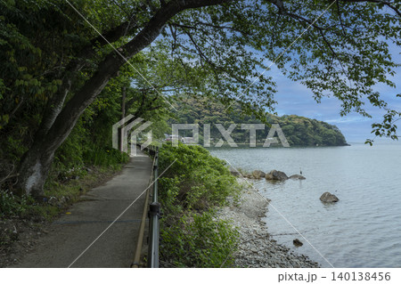 春を迎えた沖島の西側湖岸沿いの風景 春を迎えた沖島の西側湖岸沿いの風景 140138456