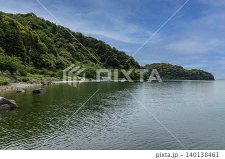 春を迎えた沖島の西側湖岸沿いの風景 140138461