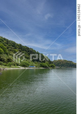 春を迎えた沖島の西側湖岸沿いの風景 140138462
