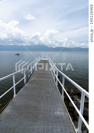 春を迎えた沖島の西側湖岸沿いの風景 春を迎えた沖島の西側湖岸沿いの風景 140138469