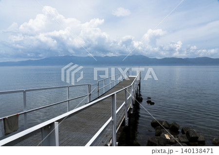 春を迎えた沖島の西側湖岸沿いの風景 140138471