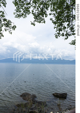 沖島の西側湖岸から見る比良山系方面 沖島の西側湖岸から見る比良山系方面 140138998