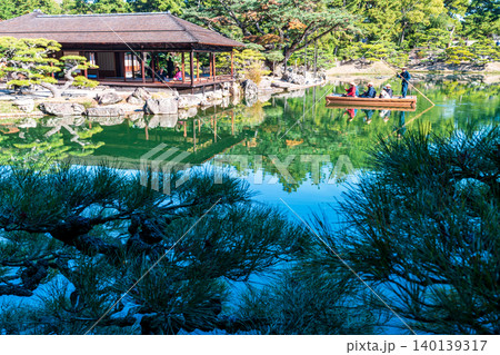 【特別名勝】栗林公園 晩秋の風景 南湖と掬月亭と和船3 香川県高松市 【特別名勝】栗林公園 晩秋の風景 南湖と掬月亭と和船3 香川県高松市 140139317