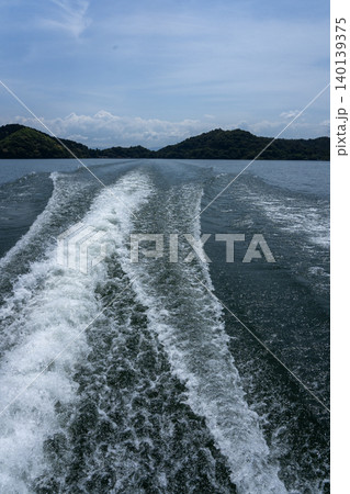 沖島へ向かう船上から見る堀切港方面の様子 沖島へ向かう船上から見る堀切港方面の様子 140139375