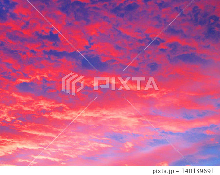茜色の夕焼け空の風景 140139691