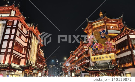 華やかな中華街の伝統建築夜景素材 140139873