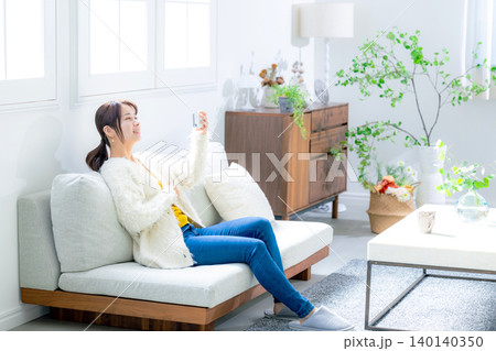 スマホを見る若い女性 140140350