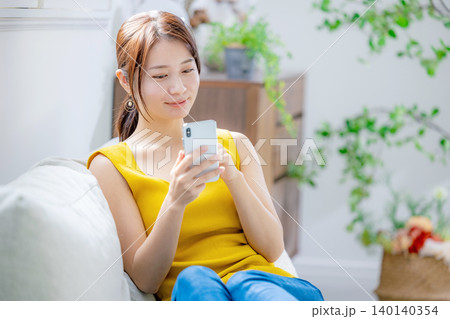 スマホを見る若い女性 スマホを見る若い女性 140140354
