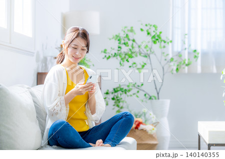 スマホを見る若い女性 スマホを見る若い女性 140140355