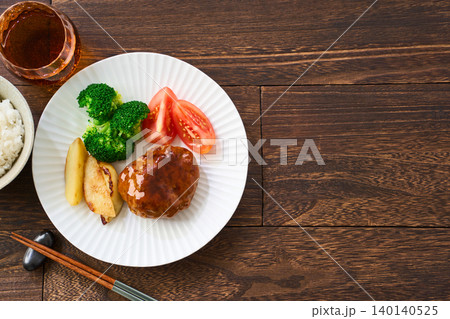デミグラスソースのハンバーグ 日本の家庭料理の定番洋食 140140525